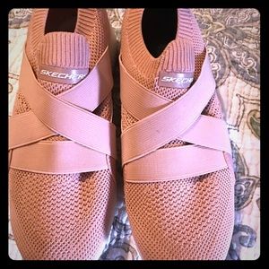 Women’s pink Sketchers sneakers